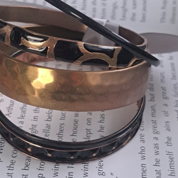 Set of 4 bangle bracelets in gold and black tones - Picture 3 of 4